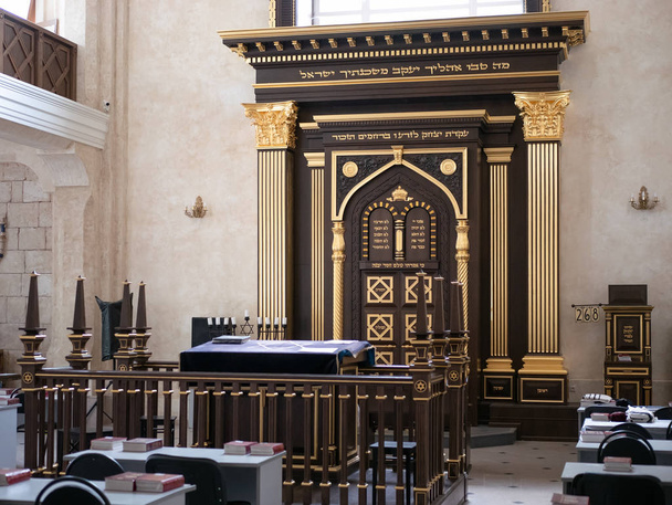 Sinagoga no interior com fileiras de bancos para orações
 - Foto, Imagem