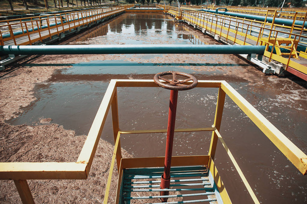 Estação de tratamento de águas residuais. Instalações de limpeza de água suja. Purificação das águas residuais
 - Foto, Imagem