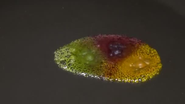 Osos de gelatina derretidos en una inversión de sartén
 - Imágenes, Vídeo
