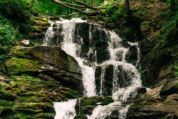 Paysage de cascade Shypit dans les Carpates ukrainiennes
 - Photo, image
