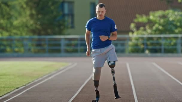 Athletic Disabled Fit Man with Prosthetic Running Blades is Training on a Outdoors Stadium on a Sunny Afternoon. Amputee Runner Jogging on a Stadium Track. Motivational Sports Footage. - Záběry, video