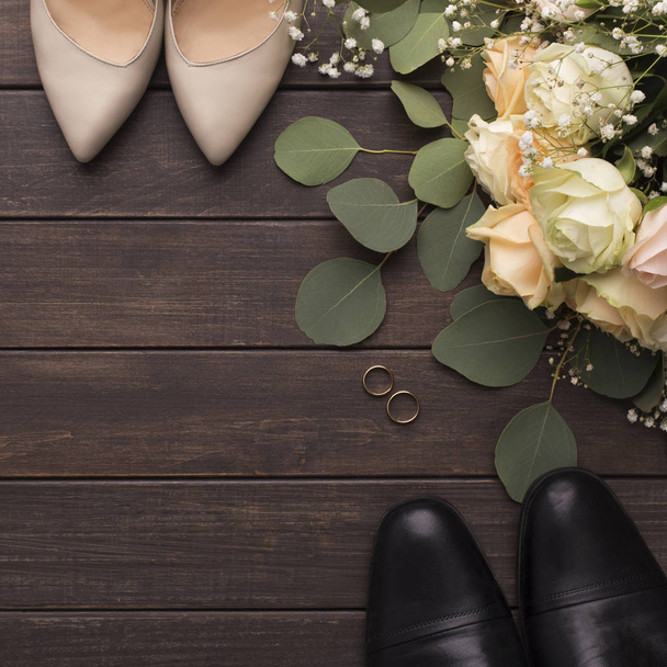 Sapatos de noivo de noiva e casamento pequeno buquê de rosas
 - Foto, Imagem