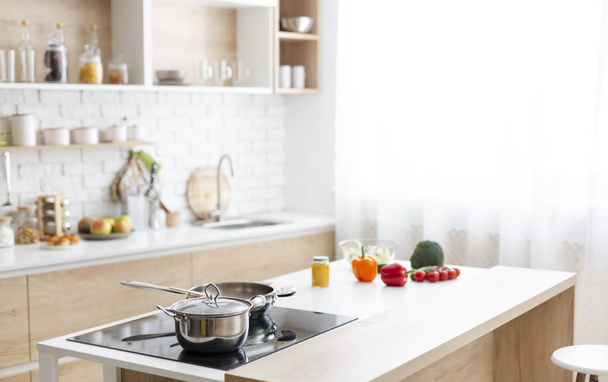 Moderní kuchyňský interiér s kuchyňským talířům - Fotografie, Obrázek
