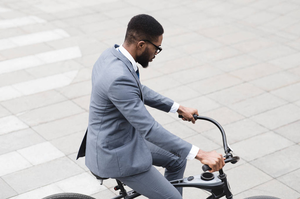 Ativo empresário afro andando para trabalhar de bicicleta
 - Foto, Imagem