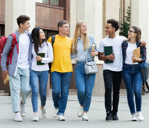 Estudantes universitários andando no campus e conversando ao ar livre
 - Foto, Imagem
