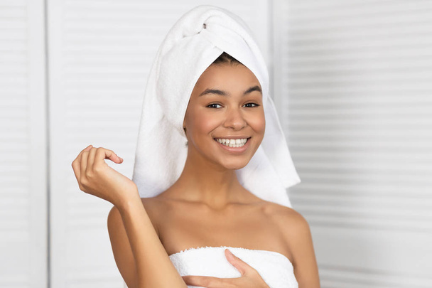 Девушка улыбается перед камерой, стоящей в ванной после душа
 - Фото, изображение