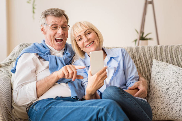 Senioren-Paar telefoniert per Smartphone - Foto, Bild