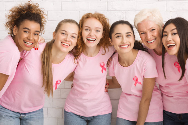 Nők Pink emlőrák szalagok nevetve fehér háttér - Fotó, kép