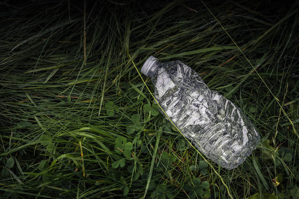 Ekologian käsite. Muovipulloja vihreässä ruohossa. Ongelma
 - Valokuva, kuva