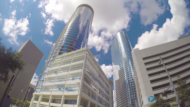 Χιούστον TX κέντρο κλίση μέχρι το σύγχρονο ουρανοξύστη με γυαλί εξωτερικά από το επίπεδο του δρόμου σε μια ηλιόλουστη μέρα στο Τέξας - Πλάνα, βίντεο