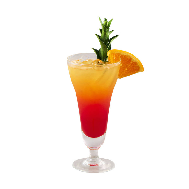 Cóctel de salida del sol tequila, Hermoso cóctel naranja, aislado sobre fondo blanco, con camino de recorte
 - Foto, imagen