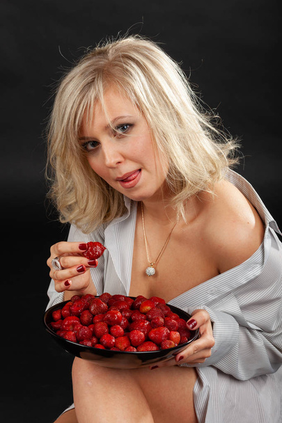 Sexy girl with strawberries - Foto, Bild