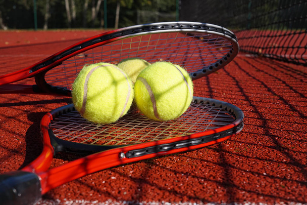 Tenisz jelenet fekete háló, labdák és ütős - Fotó, kép