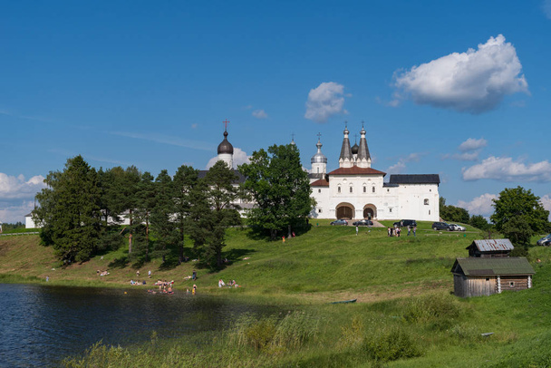   Panorámát Ferapontov Belozersky kolostor emberekkel úszni a tóban. Az orosz ortodox egyház kolostora. Vologda régió. - Fotó, kép