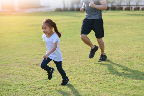 Счастливая азиатская маленькая девочка бегает со своей семьей на открытом воздухе пар
 - Фото, изображение