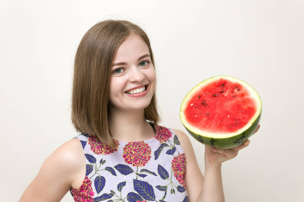 Портрет улыбающейся белой женщины с красным арбузом в руке. Здоровый образ жизни, вегетарианская диета
. - Фото, изображение