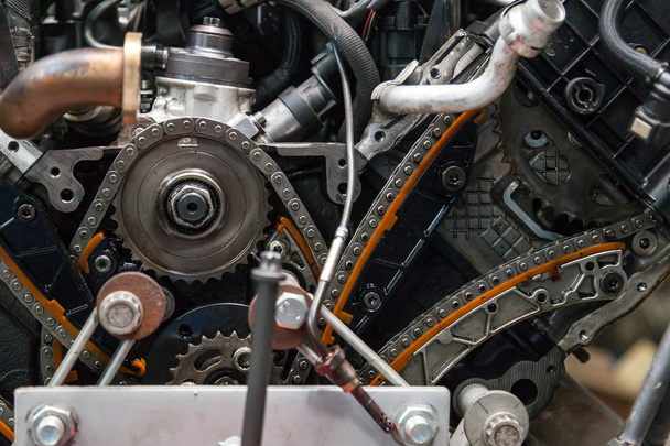 lähikuva purettavasta moottorista, josta on näkymä kaasunjakeluun
 - Valokuva, kuva