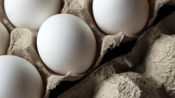 Huevos de pollo en envases de cartón - Foto, imagen