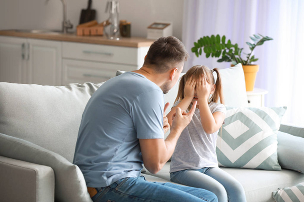 Pai irritado repreendendo sua filha em casa
 - Foto, Imagem