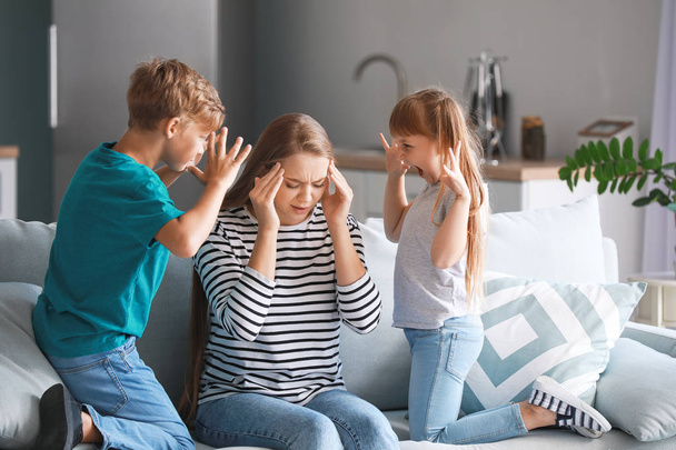 Crianças irritadas repreendendo sua mãe em casa
 - Foto, Imagem