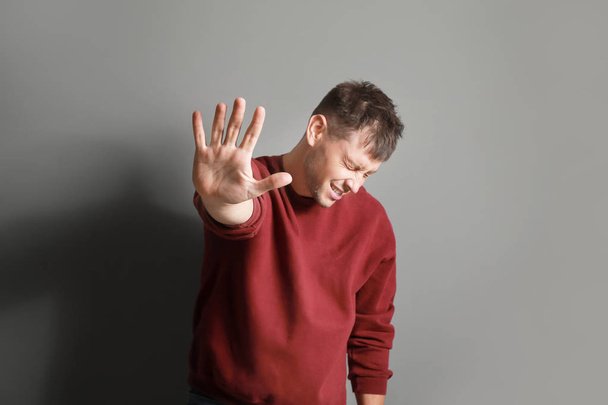 Porträt eines gestressten Mannes auf grauem Hintergrund - Foto, Bild