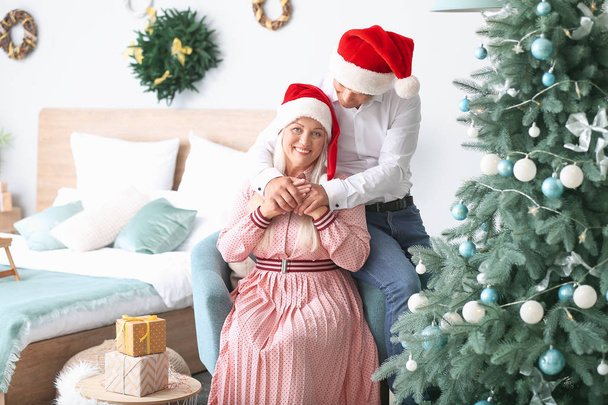 Šťastný dospělý pár oslavující Vánoce doma - Fotografie, Obrázek