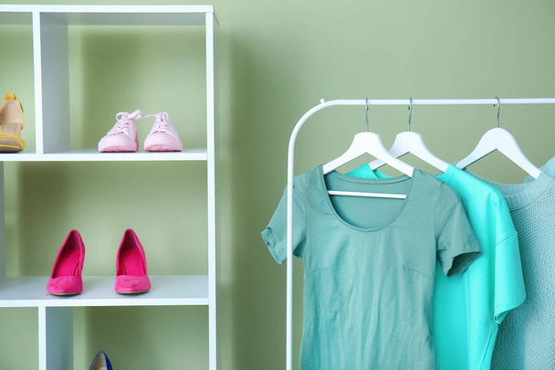 Rack puhtaat naisten vaatteet pukuhuoneessa
 - Valokuva, kuva