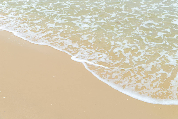 Onda suave no mar na praia de areia. Contexto
 - Foto, Imagem