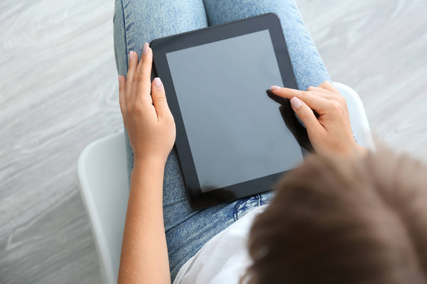 自宅で現代のタブレットコンピュータを使用して若い女性,クローズアップ - 写真・画像