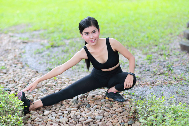 jonge gezonde en sportieve vrouw doen yoga stretching outdoor  - Foto, afbeelding