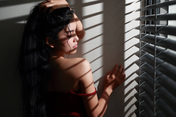 pencere ışığı ile güzel ve seksi kadın portresi (koyu filtre etkisi) - Fotoğraf, Görsel
