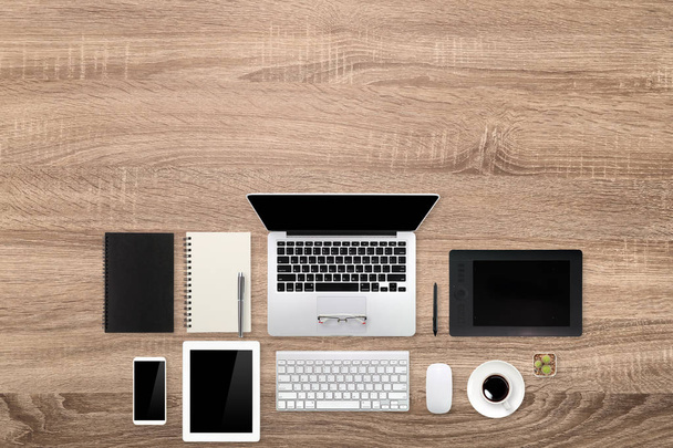 flache Lage oder von oben Arbeitsbereich Business-Holz Schreibtisch mit Laptop, Bürobedarf und Kaffeetasse für Hintergrund - Foto, Bild