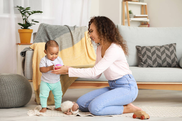 Afrikanisch-amerikanische Frau mit ihrem kleinen Baby zu Hause - Foto, Bild