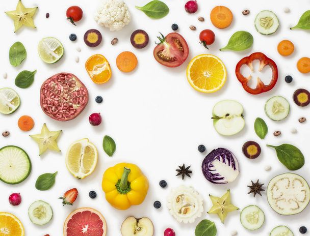Διάφορα πολύχρωμα κομμένα λαχανικά και φρούτα εικόνα χώρου κειμένου. - Φωτογραφία, εικόνα