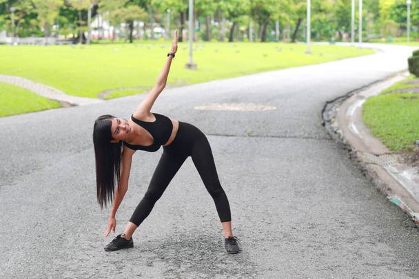 fiatal, egészséges és sportos nő a jóga stretching kültéri  - Fotó, kép