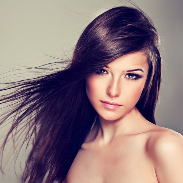 dívka s dlouhou foukání vlasů - Fotografie, Obrázek
