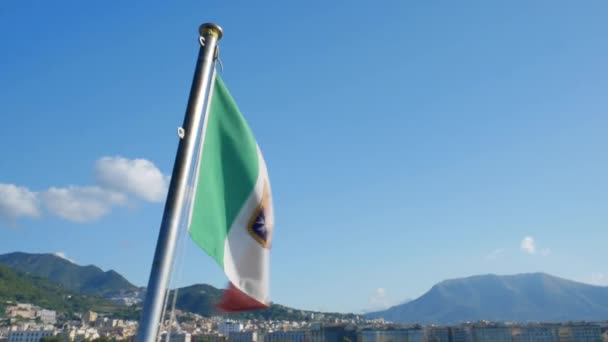 Ιταλική ναυτική σημαία και την ακτή του Σαλέρνο στην Ιταλία - Πλάνα, βίντεο
