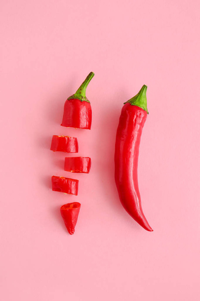 Cut i całych papryki chili na kolorowym tle - Zdjęcie, obraz