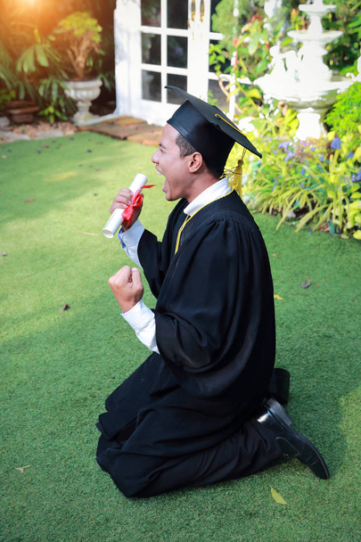 Homme heureux diplômé tenant et montrant diplôme, idée pour le concept de l'éducation
 - Photo, image