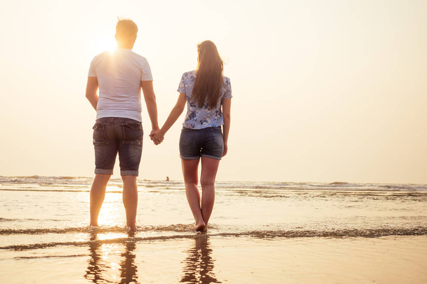 Fiatal pár szerelmes a strandon február 14, Szent Valentin nap naplemente Goa India Vacation trip. Travel új évet egy trópusi országban. szabadságkoncepció - Fotó, kép