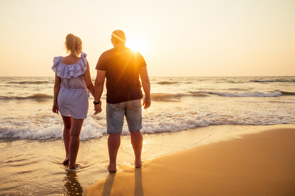 Fiatal pár szerelmes a strandon február 14, Szent Valentin nap naplemente Goa India Vacation trip. Travel új évet egy trópusi országban. szabadságkoncepció - Fotó, kép