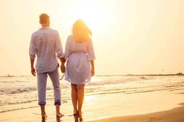 Молодая пара влюблена на пляже 14 февраля, день Святого Валентина закат Гоа Индии отпуск поездка .travel Новый год в тропической стране. свобода концепция
 - Фото, изображение