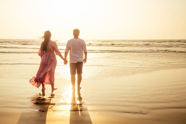 Młoda para zakochanych na plaży 14 lutego, Święty Walentynki zachód słońca Goa Indie wakacje podróży. nowy rok w tropikalnym kraju. koncepcja wolności - Zdjęcie, obraz