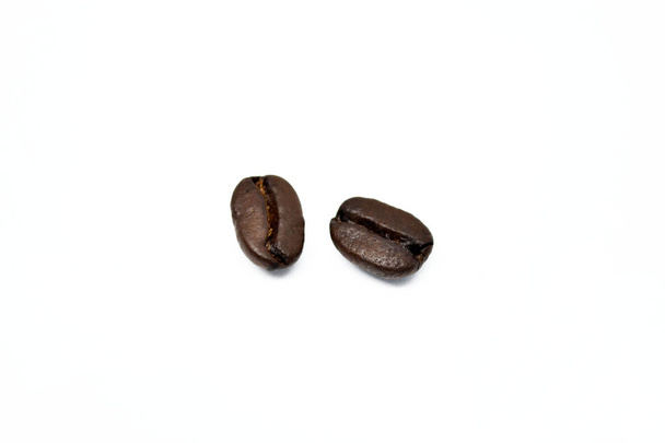 grains de café isolés sur un fond blanc. - Photo, image