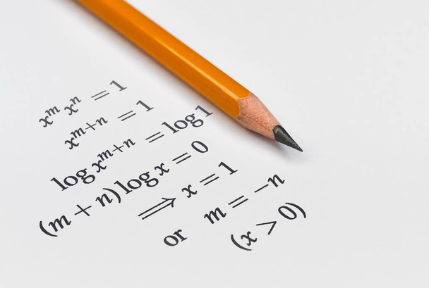 Ćwiczenia matematyczne i ołówek - Zdjęcie, obraz