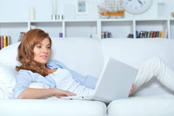 Jovem mulher usando laptop em casa - Foto, Imagem