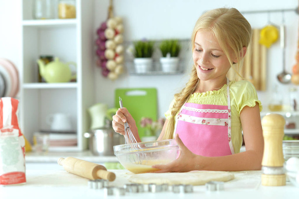 young girl baking  in the kitchen - Foto, Imagen