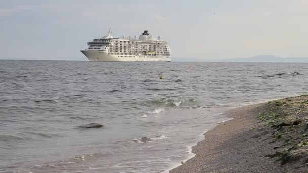 Személyszállító hajó, a tengerpart közelében - Felvétel, videó