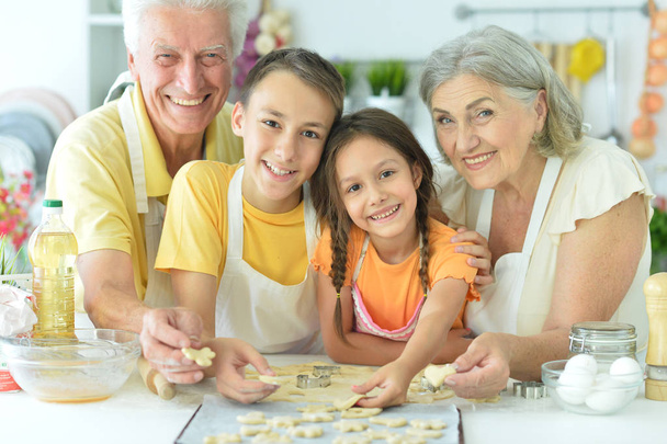 family l  baking  together in the kitchen - Foto, Imagen