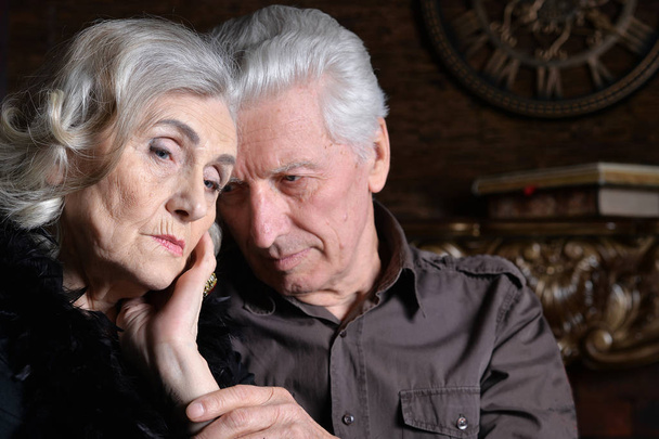 Портрет грустной пожилой пары, позирующей дома  - Фото, изображение
